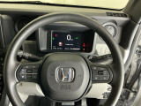 ステアリング右手側に安全運転支援機能のホンダセンシングをコントロールするスイッチ、左手側にオーディオ関連のコントロールスイッチを配置、視線を逸らすことなく運転に集中できます