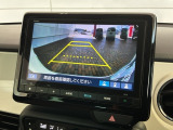 リバースギアに入れるだけで後方の表示へ切り替わります。夜間や雨の日の駐車も楽になりますよ。