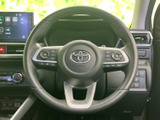 握りやすく操作しやすいステアリングホイールです。多機能スイッチが搭載され、運転中の操作をスマートに行うことができます。