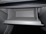 大型のグローBOXが装備されています。よく使うアイテムの収納に便利です、欲しい時にすぐに取り出せます♪