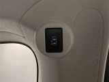 片側電動スライドドアのスイッチ付きです。車内からもスイッチひとつで楽にドアの開閉が可能です。電動なので開閉時に力を使う必要がなく、半ドアになることもありません。