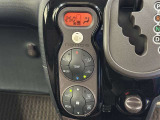 オートエアコンで車内も快適です。冬や雨の日の室内の結露防止等コンディションに加えて、冷え過ぎ、暖め過ぎに因る燃費を悪化を防ぎます。一度、温度を設定すれば自動的に過ごし易い温度に調整してくれますよ。