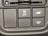 ハンドルの右下にHondaセンシング用のVSA解除スイッチとパワーテールゲートスイッチがついています。パワーテールゲートスイッチは車内からでもテールゲートの開け閉めを電動でできます。
