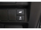 パワーテールゲート装備!荷物を持っていてもスイッチ一つでテールゲートの開閉が可能です!パワーテールゲートは運転席からも操作することが可能です!