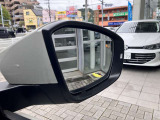 後側方の車内を検知してドライバーに注意を促すレーンチェンジアシストを装備。