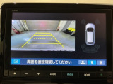 リバースギアに入れるだけで後方の表示へ切り替わります。夜間や雨の日の駐車も楽になりますよ。