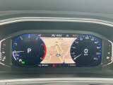 【Digital Cockpit Pro】基本の速度計とタコメーターの表示に加え、中央にドライビングデータやマップなどを少ない視線移動で視認できます。