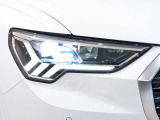 【LEDヘッドライト】明るい光量の強いLEDヘッドライトを装備します。夜間では、Q3らしいデザインが際立ちます!!
