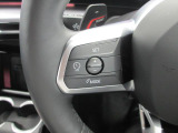 BMWのステアリングは、走行中でも安心して操作が行えるように右側にオーディオ関連、左側にオートクルーズに関するボタンを配置しています。ハンドル径も操作がし易いように計算して作られています。