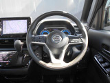 ステアリングハンドルです。オーディオコントロールスイッチが付いて運転中でも手元でオーディオの操作が出来て便利ですよ。