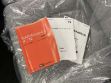 メンテナンスノート、取扱説明書です。 その車の整備記録が事細やかに記録されています。 車が生まれてから今までどのような道を歩んできたのか判るとても重要な物ですよ。