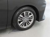 装着タイヤサイズは、225/60R18です。純正アルミホイールを装着しております。