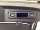 荷物を抱えていてもラクに開け閉め。Hondaスマートキーを持っていれば、開扉だけでなく、閉扉までをハンズフリーで行うことができます
