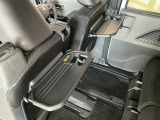 【格納式シートバックテーブル】車内でのお食事などで活躍♪カップホルダーも備えています。