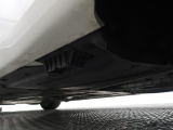 気になる中古車の下廻り。もちろん、納車時には整備スタッフによる点検を実施致しますので安心してご購入いただけます。