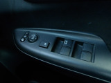 運転席のスイッチで全てのウィンドウの開閉操作を行うことができます。ロックボタンをONにしておくと、運転席以外のウィンドウは作動しないのでお子様を乗せているときなども安心ですね♪