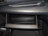 車検証などの収納に便利なグローブボックスです。