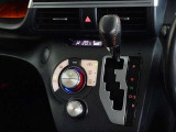 車内を快適に、オートエアコンを装備しています。