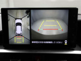 パノラミックビューモニターを装備。駐車場や交差点でクルマを真上から見るように周囲を確認できます。機能の詳細は販売店スタッフまでおたずねください。