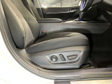 運転席パワーシートの操作スイッチです。スイッチを前後・上下に操作することで自分に合ったポジションに設定することで快適なドライブが出来ますよ!