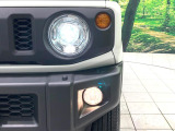 【LEDヘッドライト】悪天候や夜間走行時も良好な視界を確保し安心して運転できる高輝度LEDヘッドライトを装備!点灯速度が早く、消費電力も抑えられています。