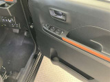 運転席側のフロントドアに全ドアのパワーウィンドウ開閉スイッチとウィンドウロックスイッチと電動格納式ドアミラーの操作スイッチが有るので手元でミラー調整ができるので便利です。