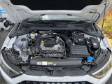 FSIは「Fuel Stratified Injection」の略で、直噴システムを指します。従来のポート噴射に比べて燃料を直接シリンダー内に噴射することで、燃焼効率が向上します。これにより、燃費の改善、排出ガスの削減が可能。