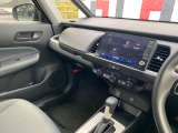 助手席周辺はこのようになっております。運転手だけでなく助手席に一緒に乗られる方も広々と快適にお乗り頂けるような設計です!各種装備を次の写真からご案内いたしますのでご覧ください。