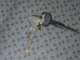 【キー】毎日気負わずに乗れる実用性を重視した、働く車らしいシンプルな純正キーです。スペアキーも付いています。