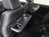 ◆シートバックテーブル◆フロントシートの背面に後席用のテーブルがついています。小物が置けて!カップホルダーもあります、ドライブ中や休憩時にも便利なテーブルです。