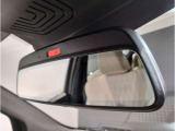 BMWではルームミラーの裏側にETCの車載器が内蔵されており、別途で車載器の購入必要なしで非常にスマート。皆様が驚かれるポイントのでもあります