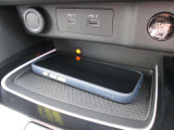 Qi規格対応スマートフォンのワイヤレス充電器装備です。お手軽に充電ができます
