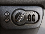 MINIの内装はとにかく『円』に拘ったデザインコンセプトが一目で伝わってきます。これほど円形に拘った車は他に御座いません。伝統のデザイン、トグルスイッチなど遊び心のある内装で御座います。