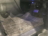 【まるクリ】内装工程では、中古車を気持ちよくお乗りいただけるよう清掃しております。シートの洗浄はもちろん、ニオイの元となるフロアカーペットまで洗浄・消臭を実施。