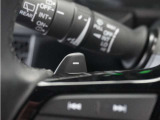◆減速セレクター◆ステアリングホイールの左右に取り付けられた2つのパドルスイッチで減速の強さを調整。 左側の「-」を操作すると減速を強く、右側の「+」を操作すると減速を弱くすることができます。