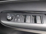 運転席からも操作可能な全席パワーウィンドウが装備されています。