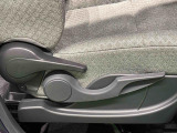運転手の体格に合わせて,運転席の座面の高さ調整ができるシートリフターが付いてます