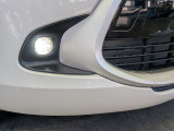霧や悪天候時に役立つフロントフォグランプを装備。自車の存在を周りに知らせるだけでなく、足元をしっかり照らして夜間走航時の視認性を高めます。