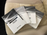 メンテナンスノート、取扱説明書ですね。 車の情報が凝縮されています。 車の整備記録が記載されている大事な物ですよ。
