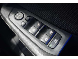 運転席ドアのパワーウインドウスイッチおよびドアミラー調整部です。