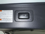 電動式バックドアです。 荷物を持ったままでもボタン一つで自動的に開け閉めできるので便利ですよ。 挟み込み防止機能も付いていますのでお子様の手や荷物を挟み込むのを防いでくれますよ。
