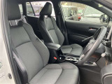 運転中の疲れも軽減!身体を包み込むような形状でホールド感のあるシート。しっかりと支えてくれるので長時間の運転も快適ですね。