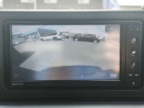 【ナビ画面で後方ドラレコ映像も確認できて安心】  カーナビに後方ドラレコ映像も表示可能。バック時や走行中の後方状況を大きな画面で確認でき、駐車や安全確認がさらにスムーズになる頼れる装備です。