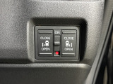 両側電動スライドドア!!荷物で手が塞がる時など簡単にドアの開閉が出来ます!何より力いらずで開閉OK!女性やお年寄りにも優しい♪電動機能はOFFにもできますから元気なお子様の駆け出しも安心!