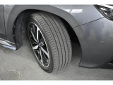 タイヤサイズは225/45R18です。