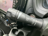 雨天時でも視界を確保するワイパーレバー。インターバル調整機能も搭載し、快適な視界を維持できます。