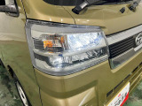 白く明るい光で夜間走行をサポートするLEDヘッドランプを搭載