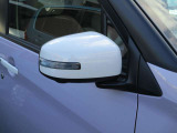 ウインカー付き電動格納式ドアミラー装備してます。対向車には認知され易く、安全につながりますね。