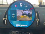 バックカメラで後方の画像を映し出します。前後障害物センサーで周囲の障害物を検知し警告音でお知らせ。駐車時や狭い場所での運転をサポートをします。