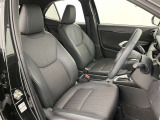 シックな色使いの運転席周りですね。すっきりとしたデザインで上品な色使いです。居心地の良い運転席、長く座ってられるリラックスできるデザインがいいですね。